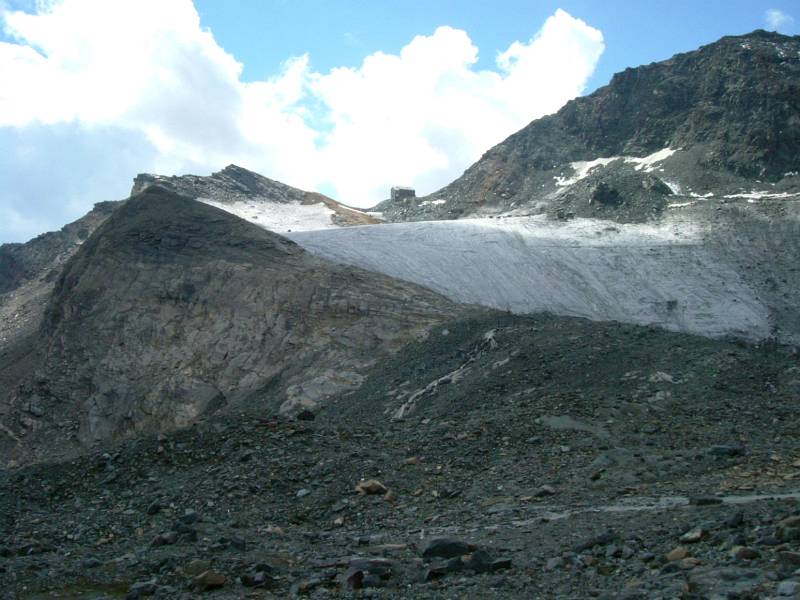 Chessjengletscher und Britaniahuette. Blick aus Wanderweg von Plattjen zur Britaniahuette