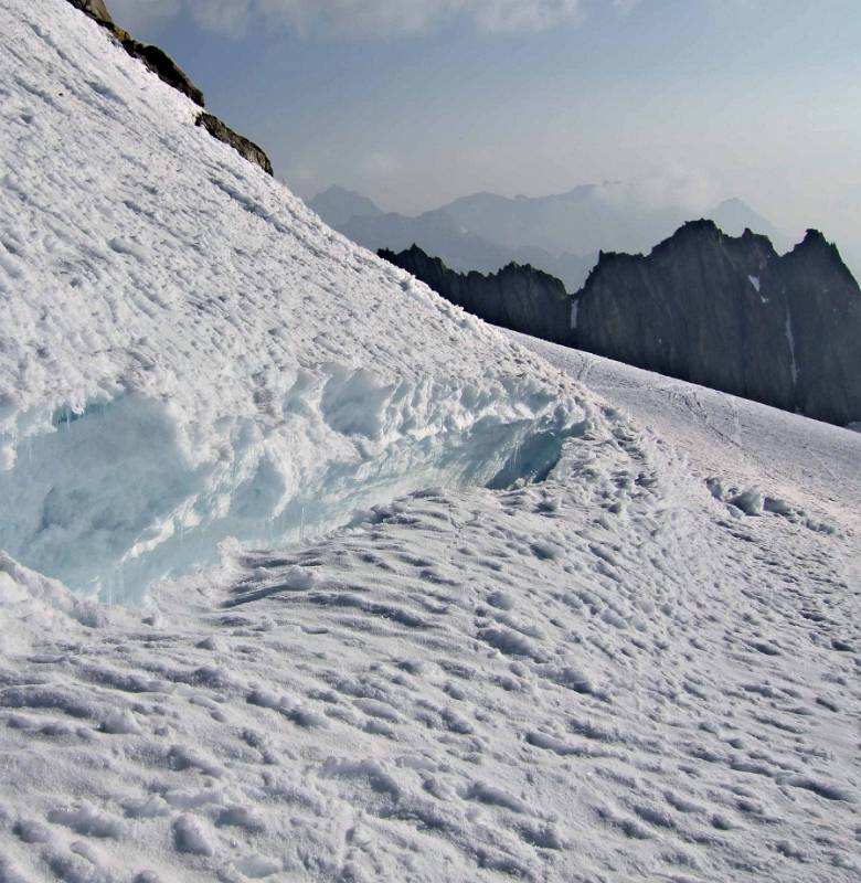 Bergschrund am Fuss des Grats