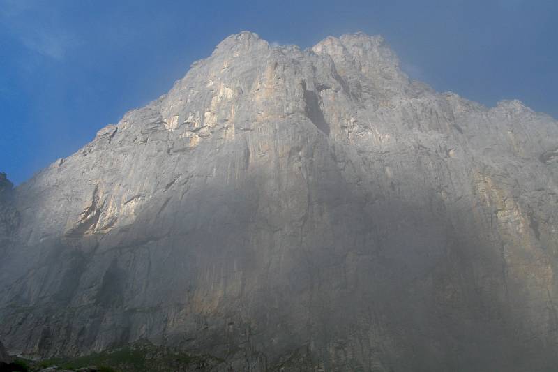 Die Wand von Schlossberg im leichten Nebel