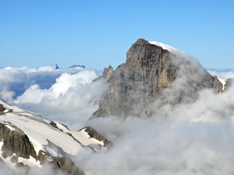 Ostwand von Titlis, vom Nebel umarmt. Biwak am Grasse ist schon