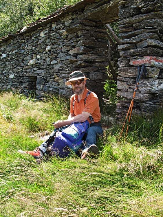 Pause bei der Hütte im Aufstieg zur Rif. Al Legn