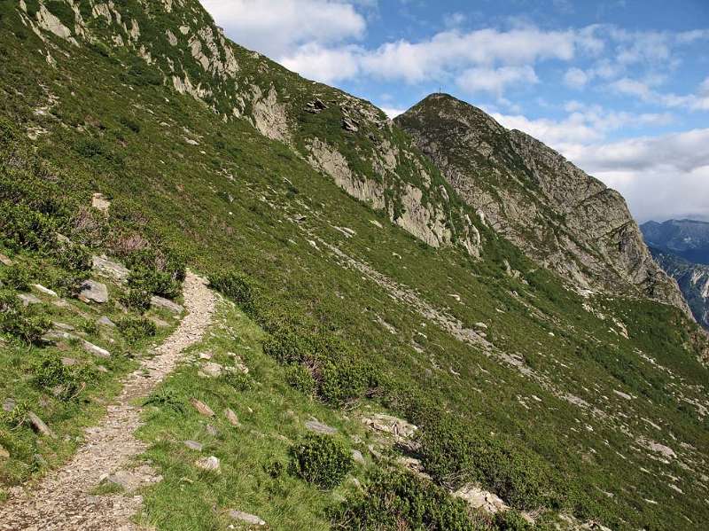 Der Wanderweg Richtung Grat. Weiter auf der rechten Seite ist Gridone