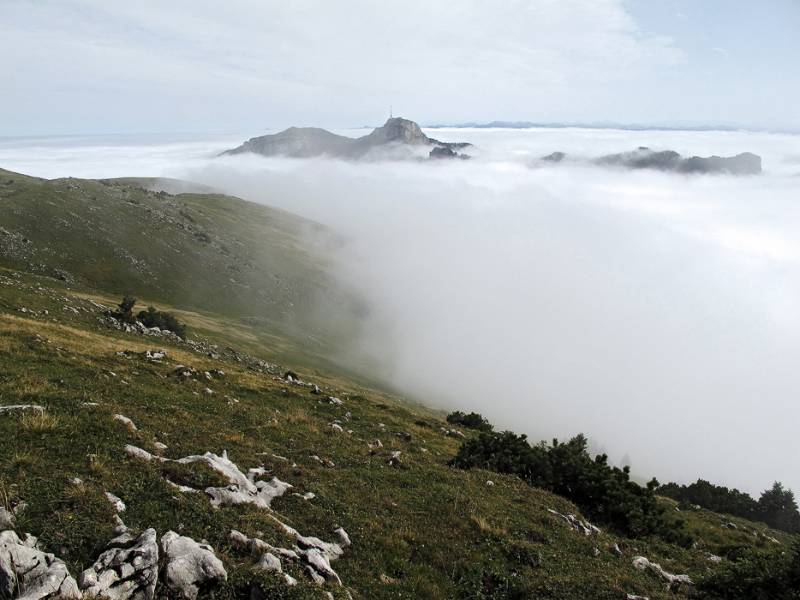 Der wegloser Abstieg geht rechts in den Nebel - gute Übung
