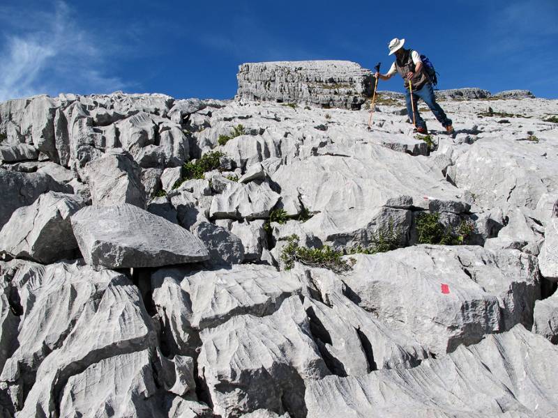 Der Wanderweg durch die Löche und Steine nach unten