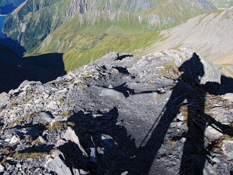 Bereits auf dem Grat. Weit unten ist Motterasciohütte