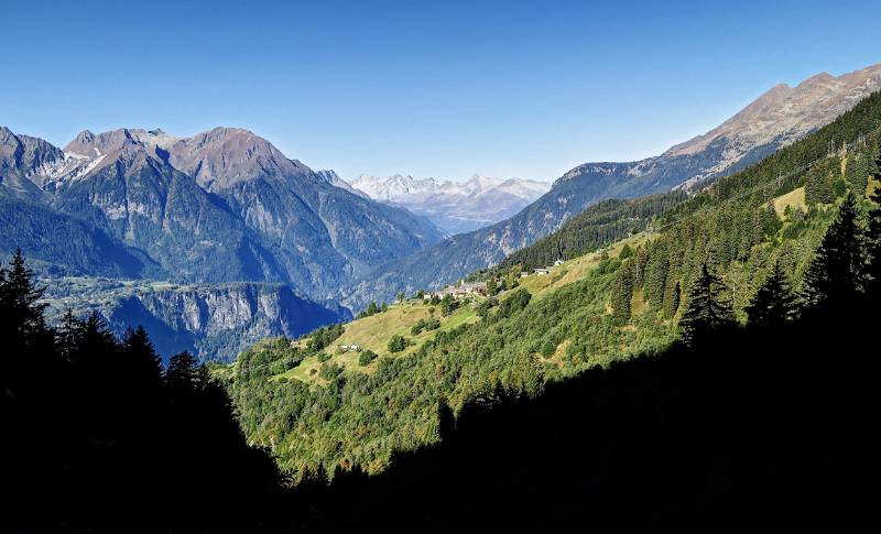 Das Dorf Molare mit Gotthard und Pizzo Lucendro im Hintergrund
