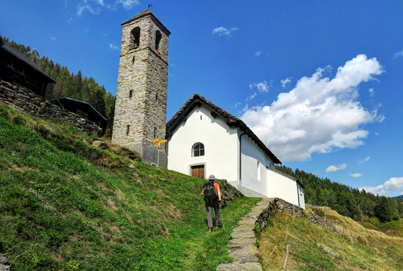 Der Glockenturm und schöne Kapelle von Cala