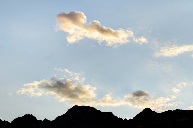 Bergkonturen im Abendlicht