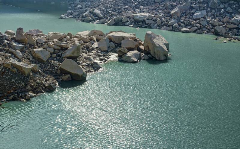 Sehr wenig Wasser, überall sind grosse Felsblöcke zu sehen