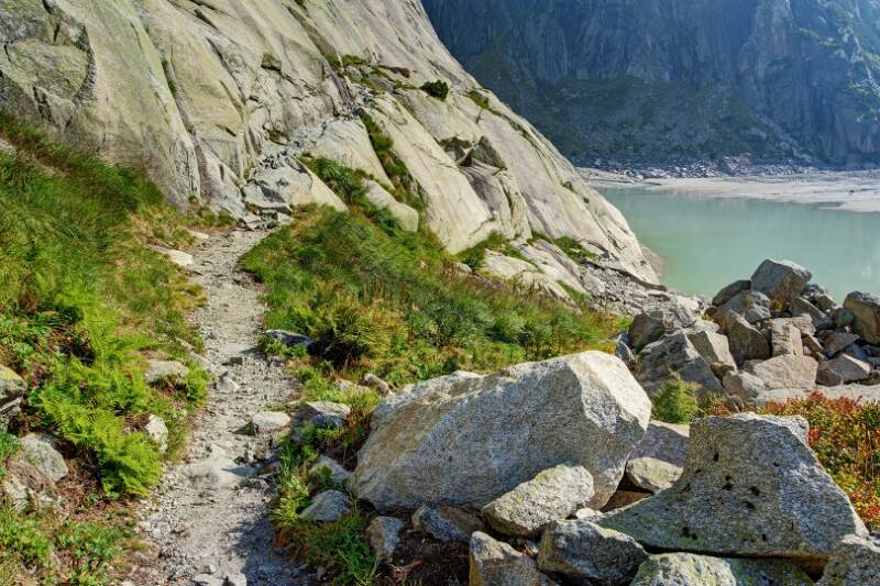Wanderweg im Granit gemeisselt