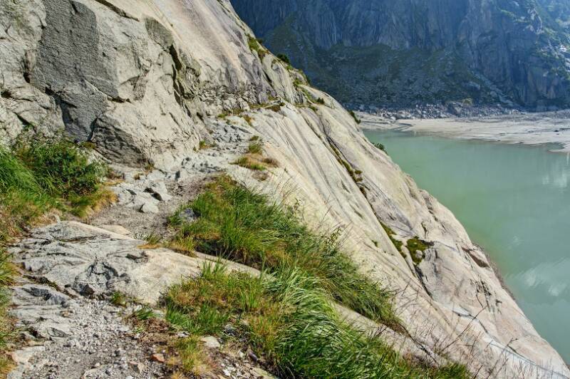 Wanderweg im Granit gemeisselt
