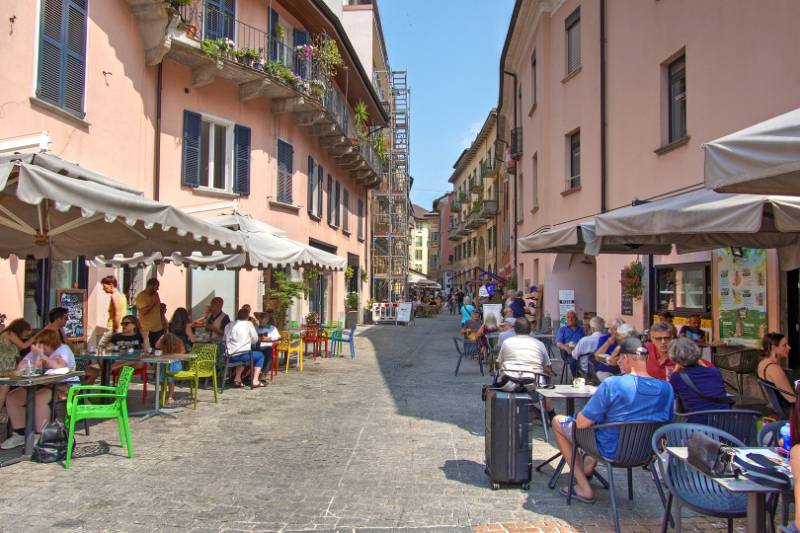Entspannte Atmosphäre in Altstadt von Bellinzona
