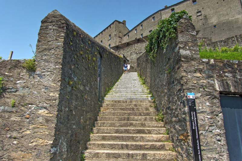 Die Treppe zum Castel Grande