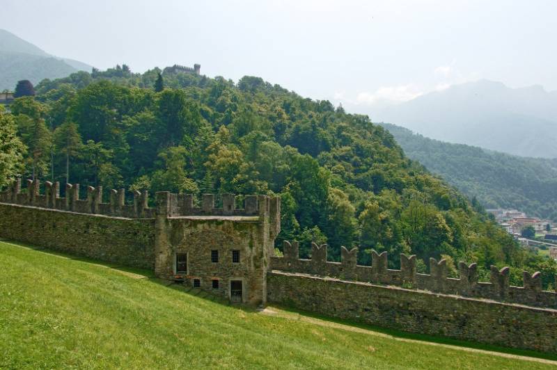 Castello di Sasso Corbaro gesehen vom Castello di Montebello