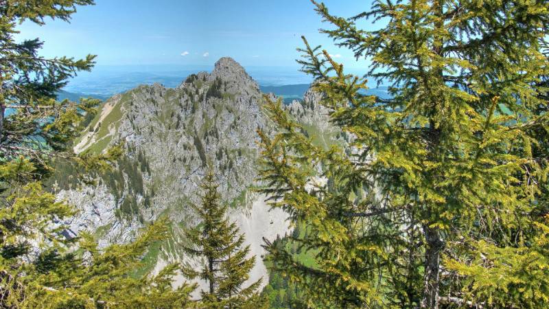 Kleiner Mythen. Die Aufstiegsroute ist von diesem Standort gut zu sehen