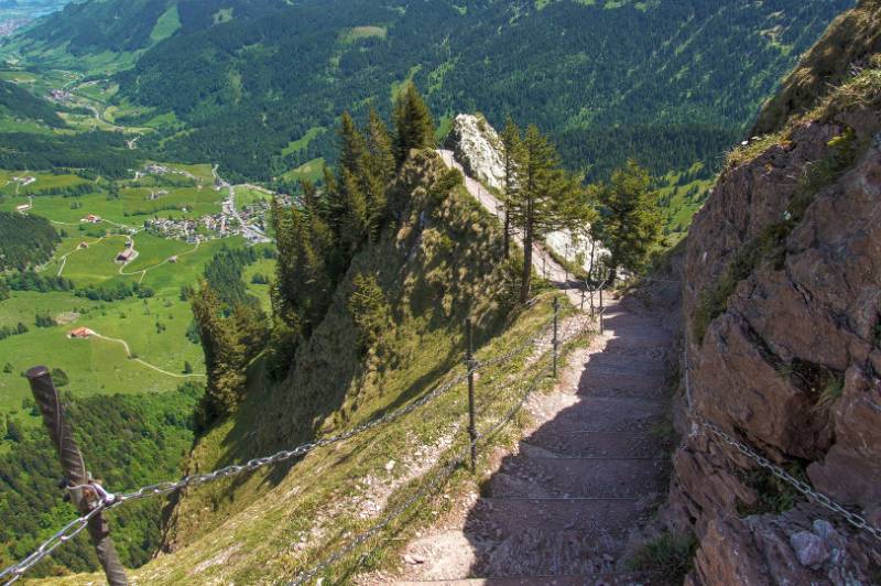Der Weg rundum die roten Felsen. Weit unten ist Brunni