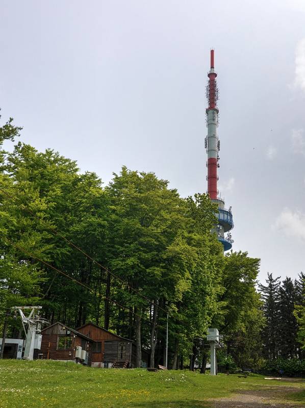 TV-Turm auf dem Berg