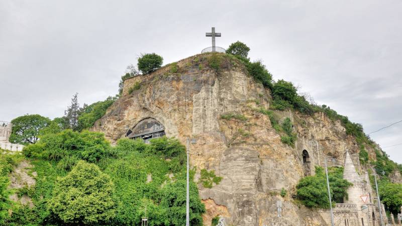 Kirche in Felsen