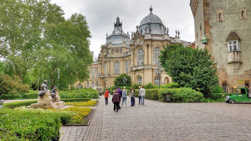 250506-UNGARN-Budapest-city-park-walk-02725_6_7