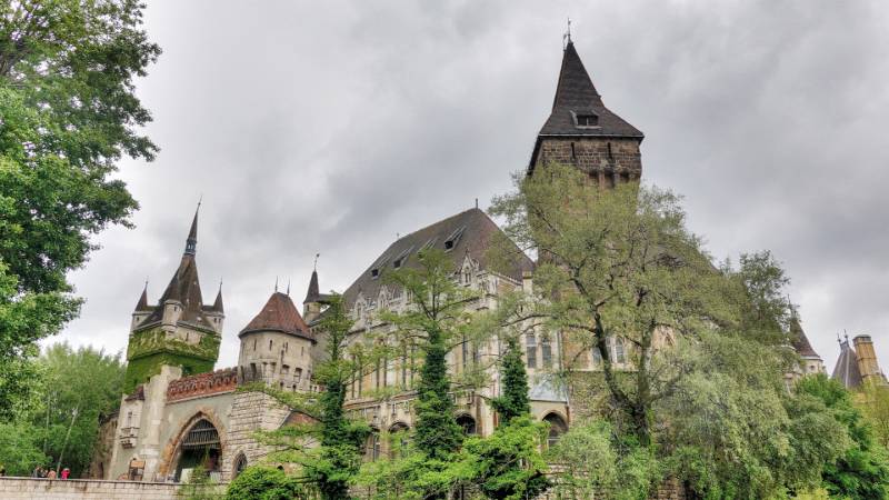 250506-UNGARN-Budapest-city-park-walk-02740_1_2