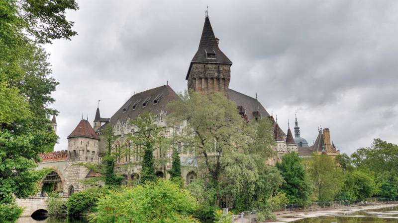 250506-UNGARN-Budapest-city-park-walk-02743_4_5