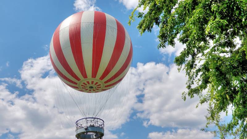 Die Stadt kann man aus dem Ballon betrachten
