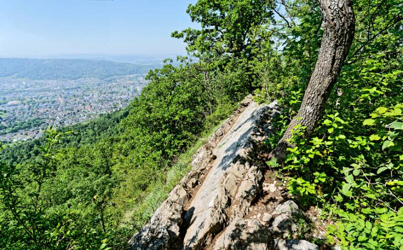 Felsiger Abschnitt mit Aussicht auf Wettingen